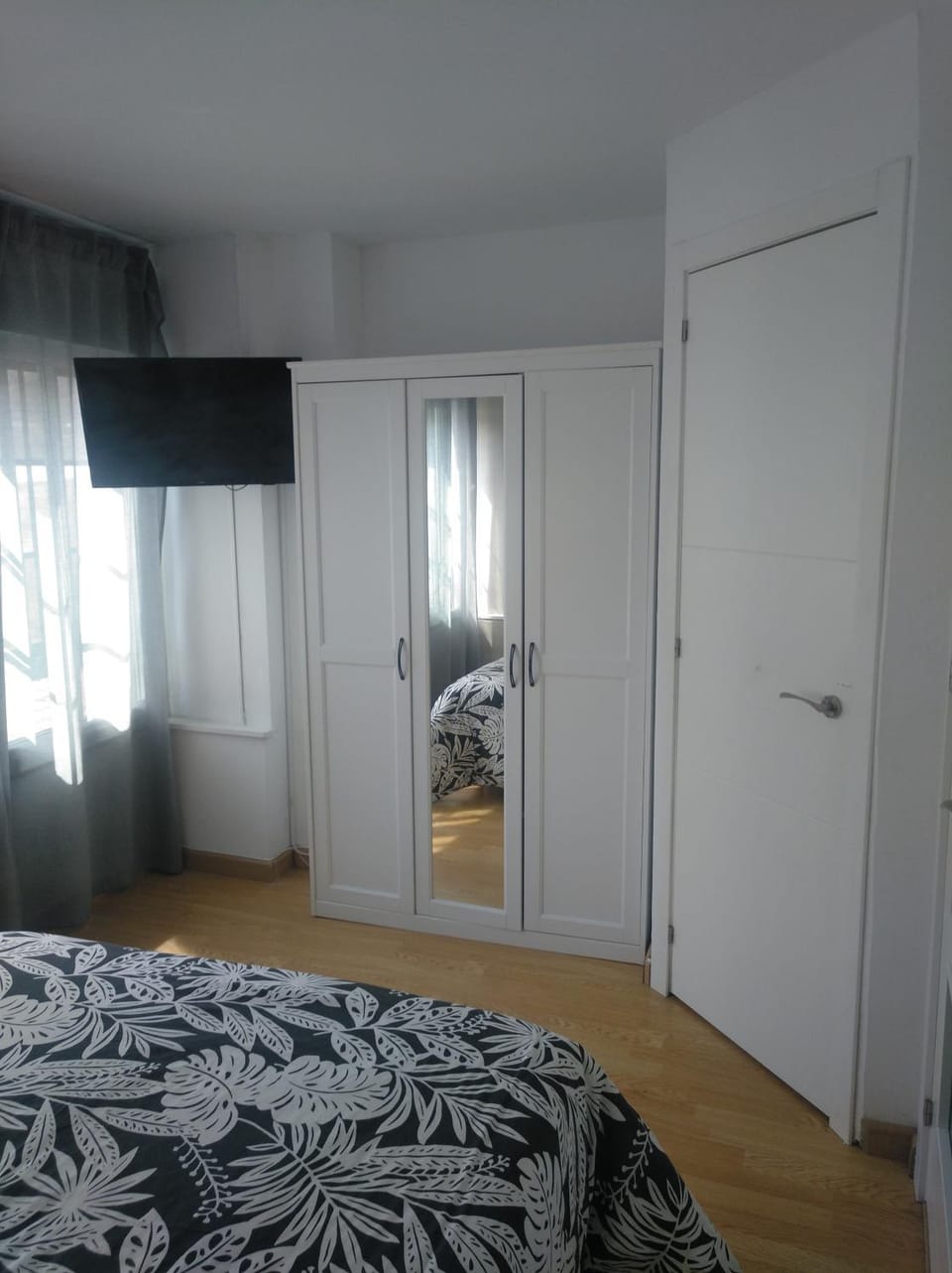 Bed, TV and multimedia, Photo of the whole room, wardrobe