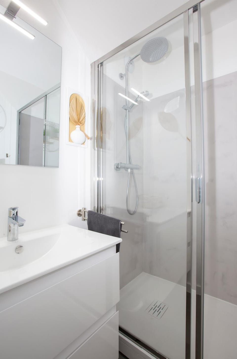 Shower, Bathroom, towels