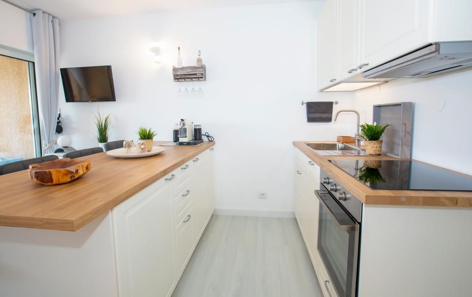 TV and multimedia, Kitchen or kitchenette, Dining area, Communal kitchen, dishwasher, stove