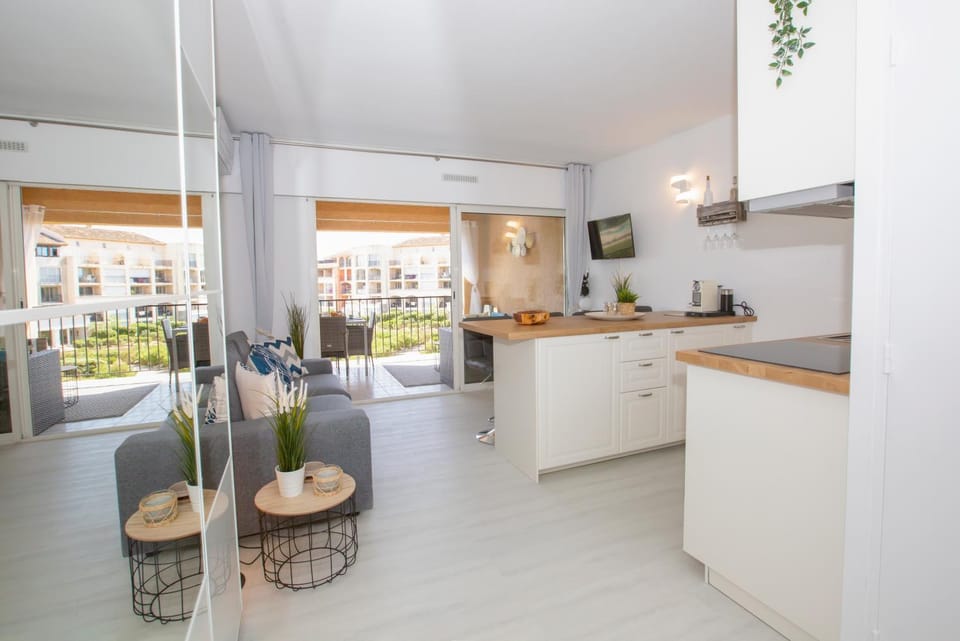 Bird's eye view, View (from property/room), View (from property/room), Kitchen or kitchenette, Living room, Seating area, Dining area, Communal kitchen, City view, City view, Garden view, Garden view, Landmark view, Landmark view, Inner courtyard view, oven, stove