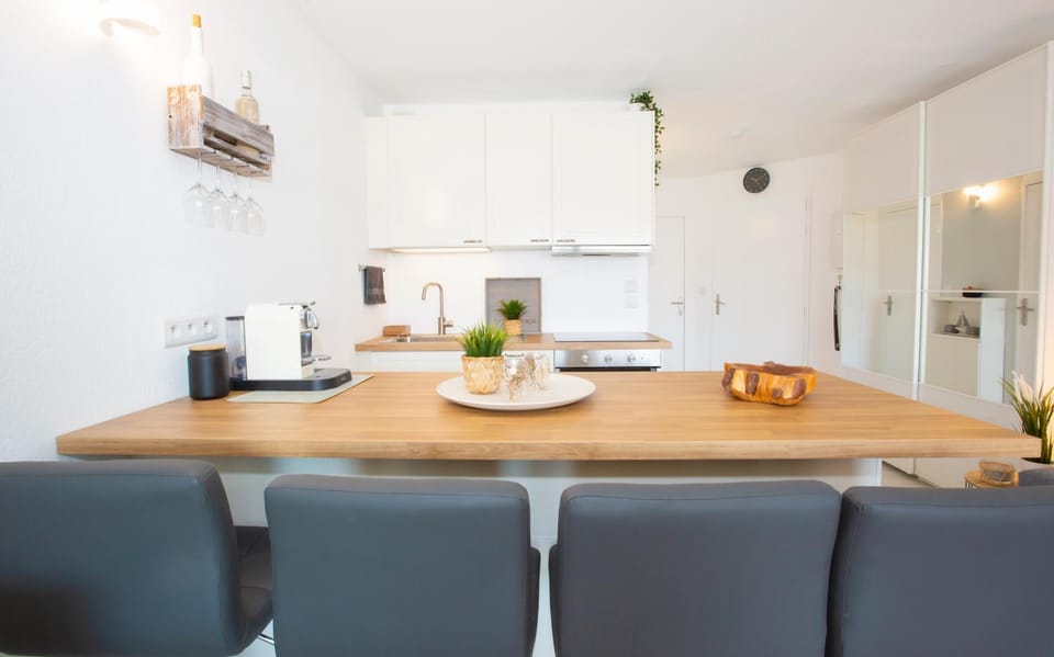 Kitchen or kitchenette, Living room, Seating area, Dining area, Communal kitchen