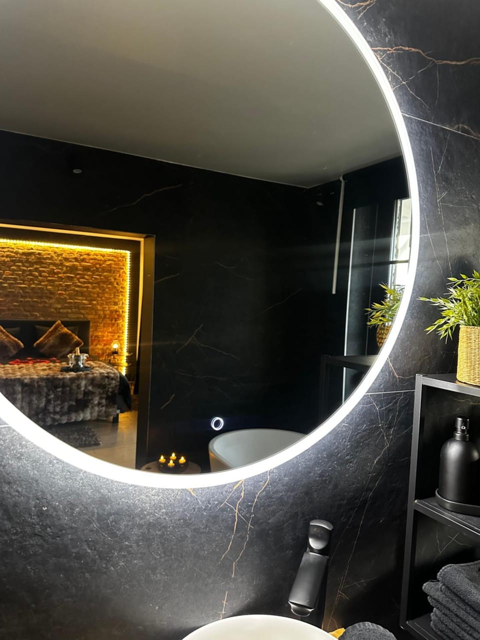 Suite Tino - Jacuzzi privé, cabine infrarouge & vue Cabin in Wallonia, Belgium