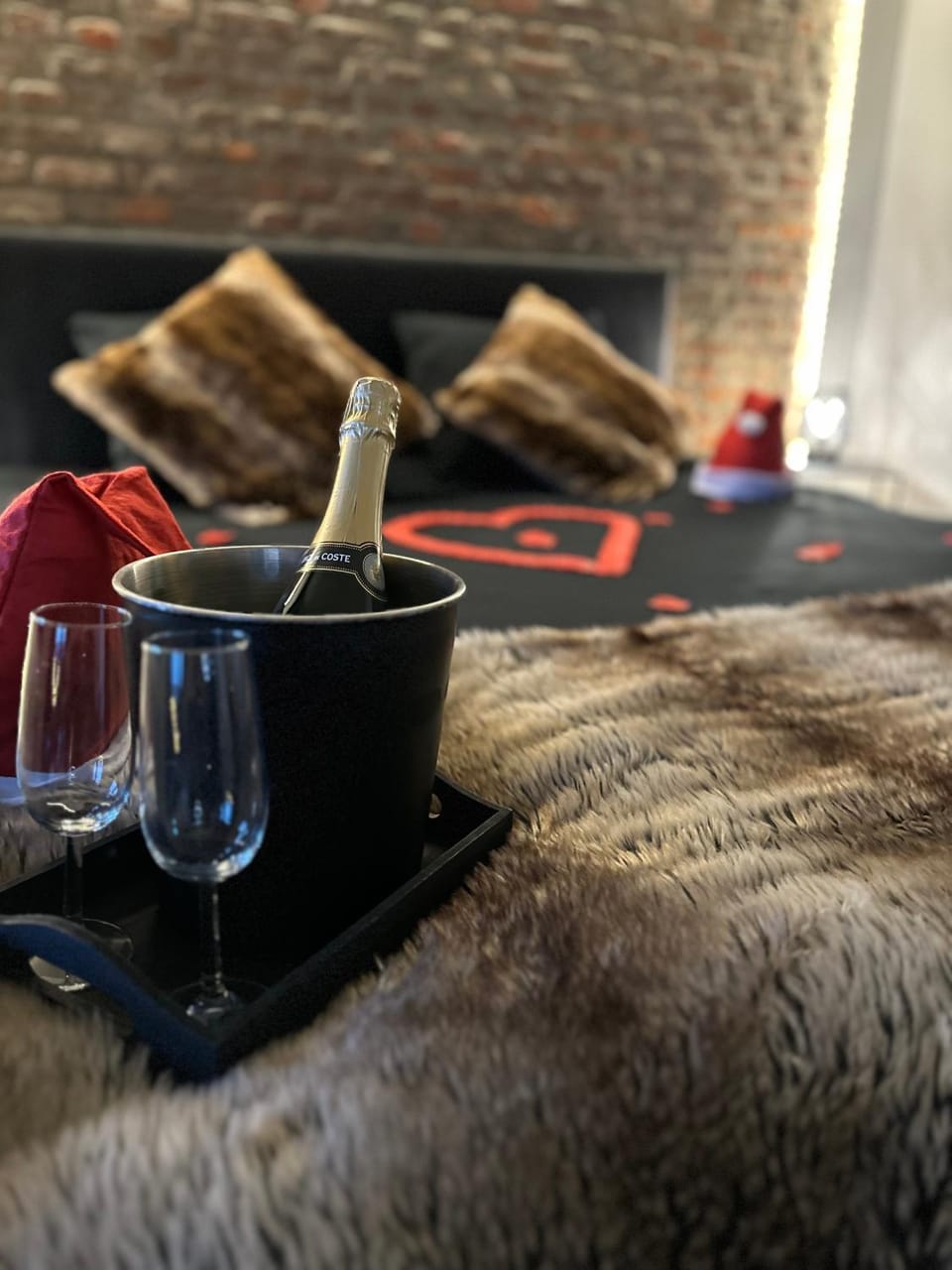 Suite Tino - Jacuzzi privé, cabine infrarouge & vue Cabin in Wallonia, Belgium