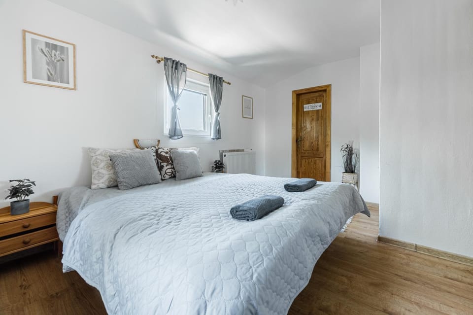 Bed, Photo of the whole room, Bedroom, towels
