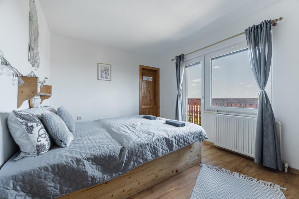 Photo of the whole room, Bedroom, internet