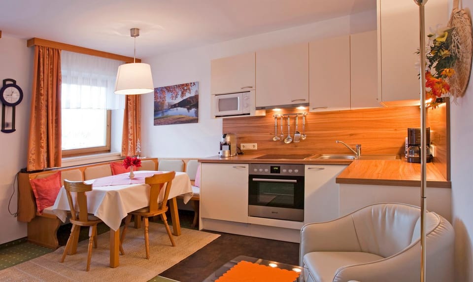 Kitchen or kitchenette, Seating area, Dining area
