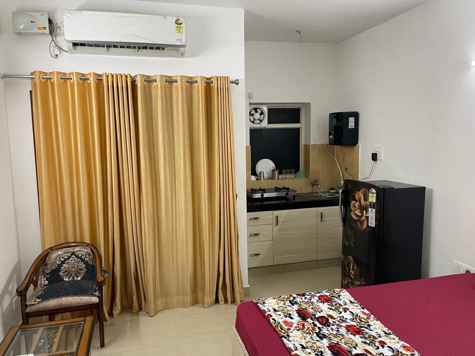Kitchen or kitchenette, air conditioner