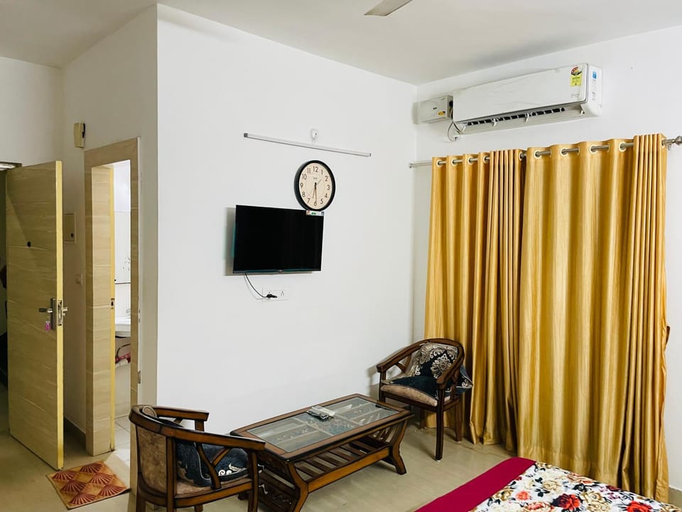 TV and multimedia, Seating area, air conditioner