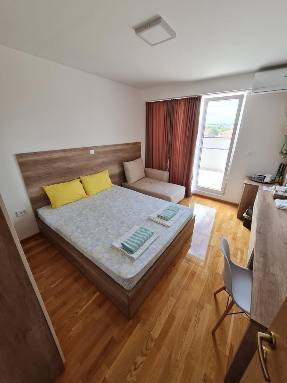 Bed, Seating area, Bedroom