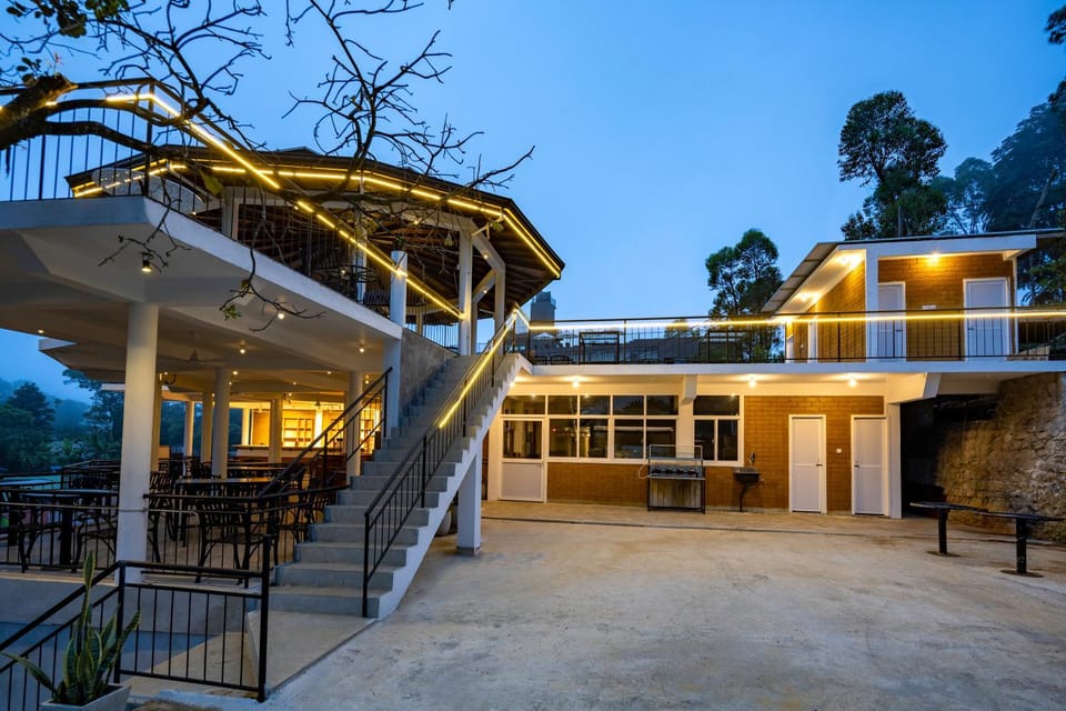 Property building, Restaurant/places to eat, Balcony/Terrace