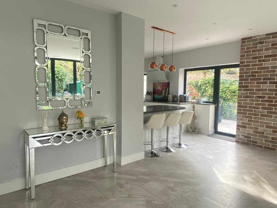 Stunning 4 bedroom house in Surrey Minimum stay 6 nights Villa in England