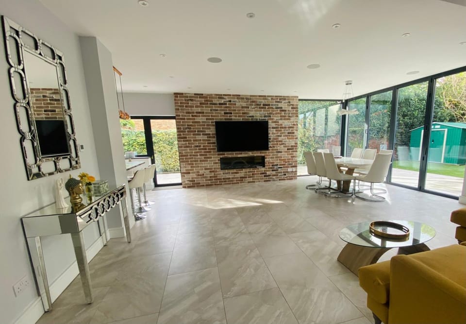 Stunning 4 bedroom house in Surrey Minimum stay 6 nights Villa in England