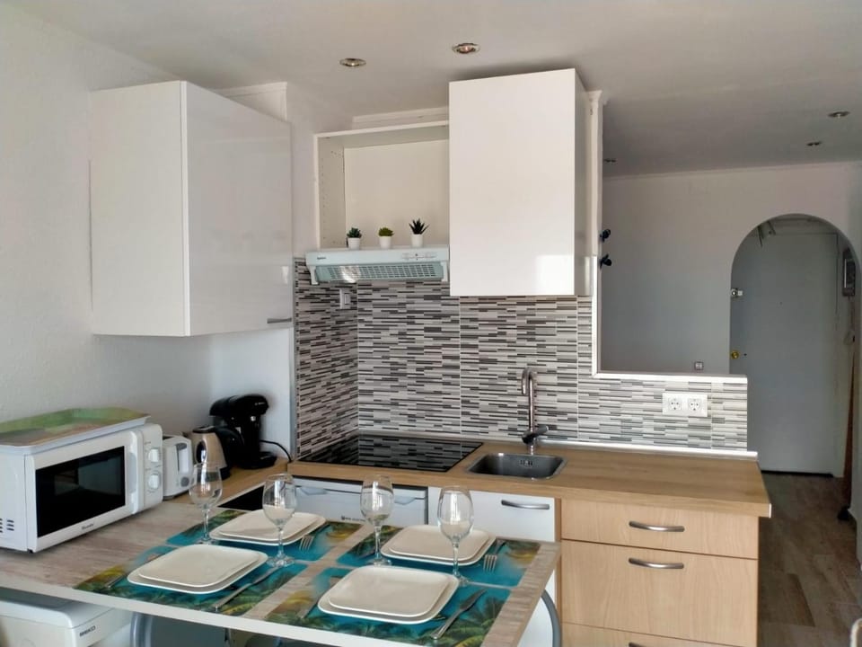 Kitchen or kitchenette, Dining area, oven, stove