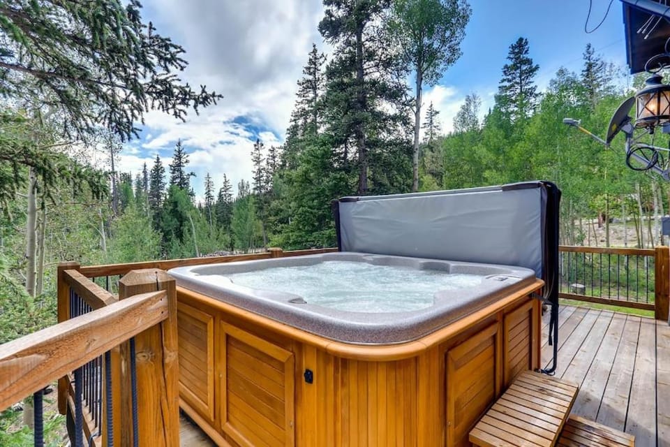 Immaculate Mountain Home Surrounded by Pine Trees with Hot Tub - Claim Jumper Getaway House in Park County
