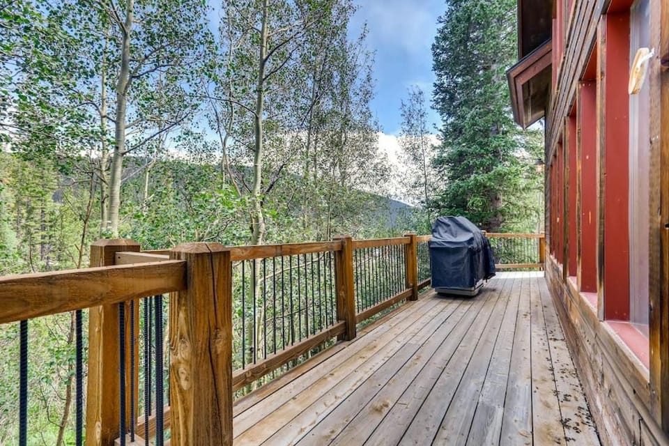 Immaculate Mountain Home Surrounded by Pine Trees with Hot Tub - Claim Jumper Getaway House in Park County