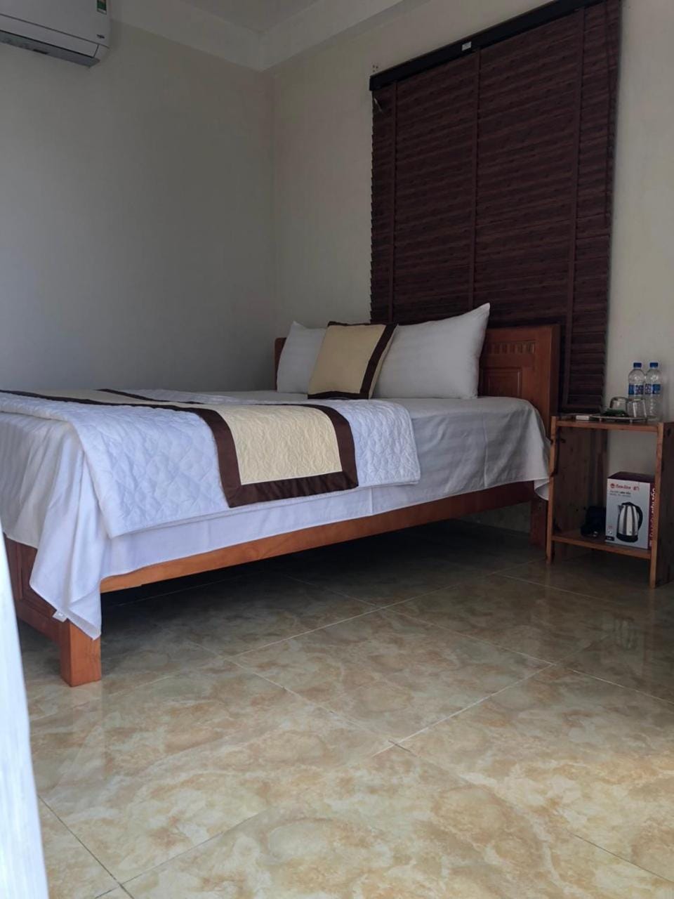 Photo of the whole room, air conditioner