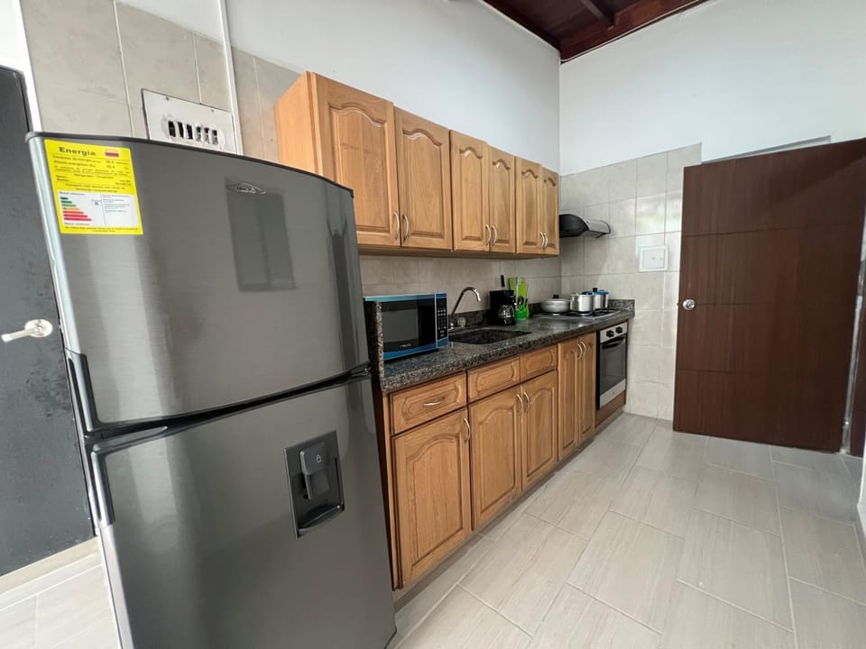 APARTAMENTO AMOBLADO SECTOR LAURELES-ESTADIO hasta 6 personas - Praga Apartment in Medellin