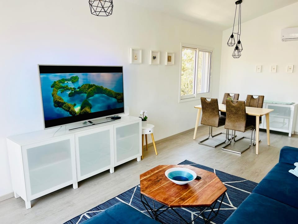 TV and multimedia, Living room, Seating area, Dining area, air conditioner