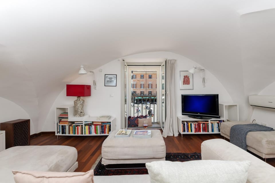 NEW! Amazing Piazza Navona View Apartment in Rome
