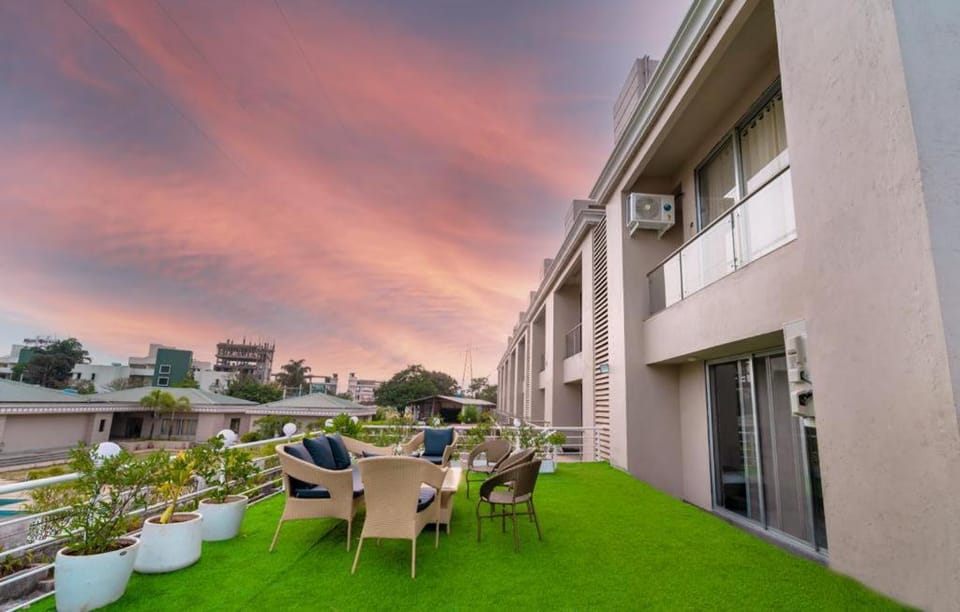 The Retreat-Pool Villa 5BHK with Indoor pool and 1200sq feet deck area Villa in Maharashtra