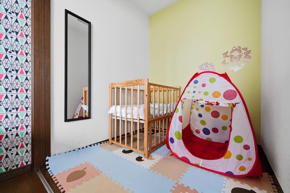 Bedroom, cot