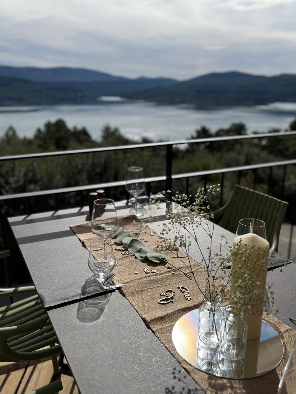 Natural landscape, View (from property/room), Balcony/Terrace, Dining area, Lake view