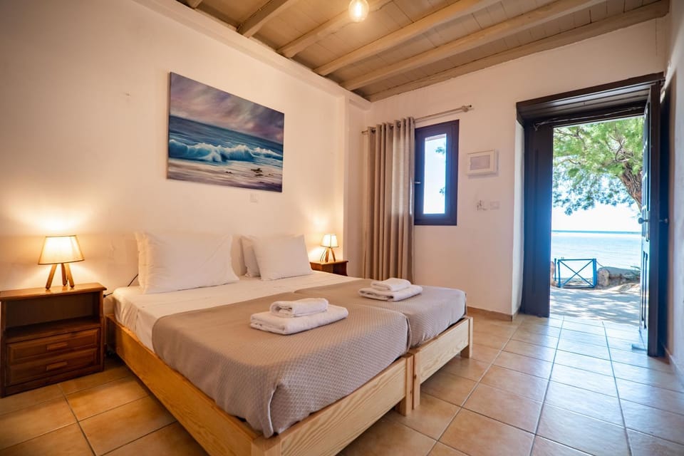 Bed, View (from property/room), Decorative detail, Landmark view, Sea view