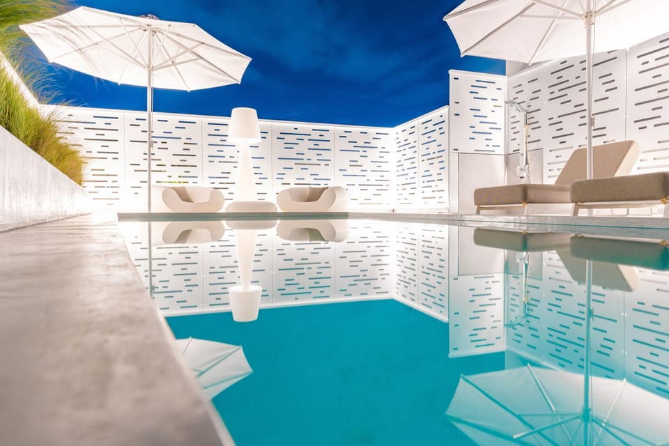 Swimming pool, sunbed