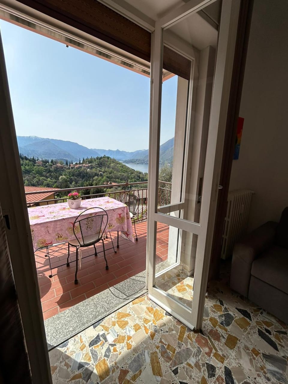 Natural landscape, Balcony/Terrace, Living room, Seating area, Lake view, Mountain view