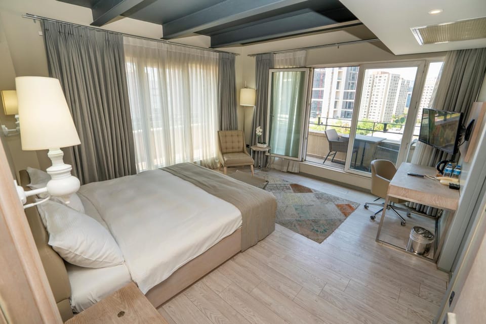 Bed, TV and multimedia, View (from property/room), Balcony/Terrace, Photo of the whole room, Seating area, City view