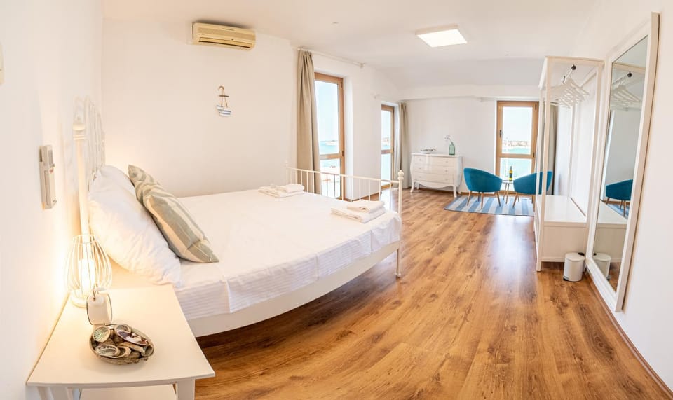 Bed, Bedroom, wardrobe, air conditioner