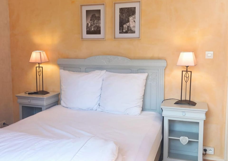 Photo of the whole room, Bedroom, wardrobe