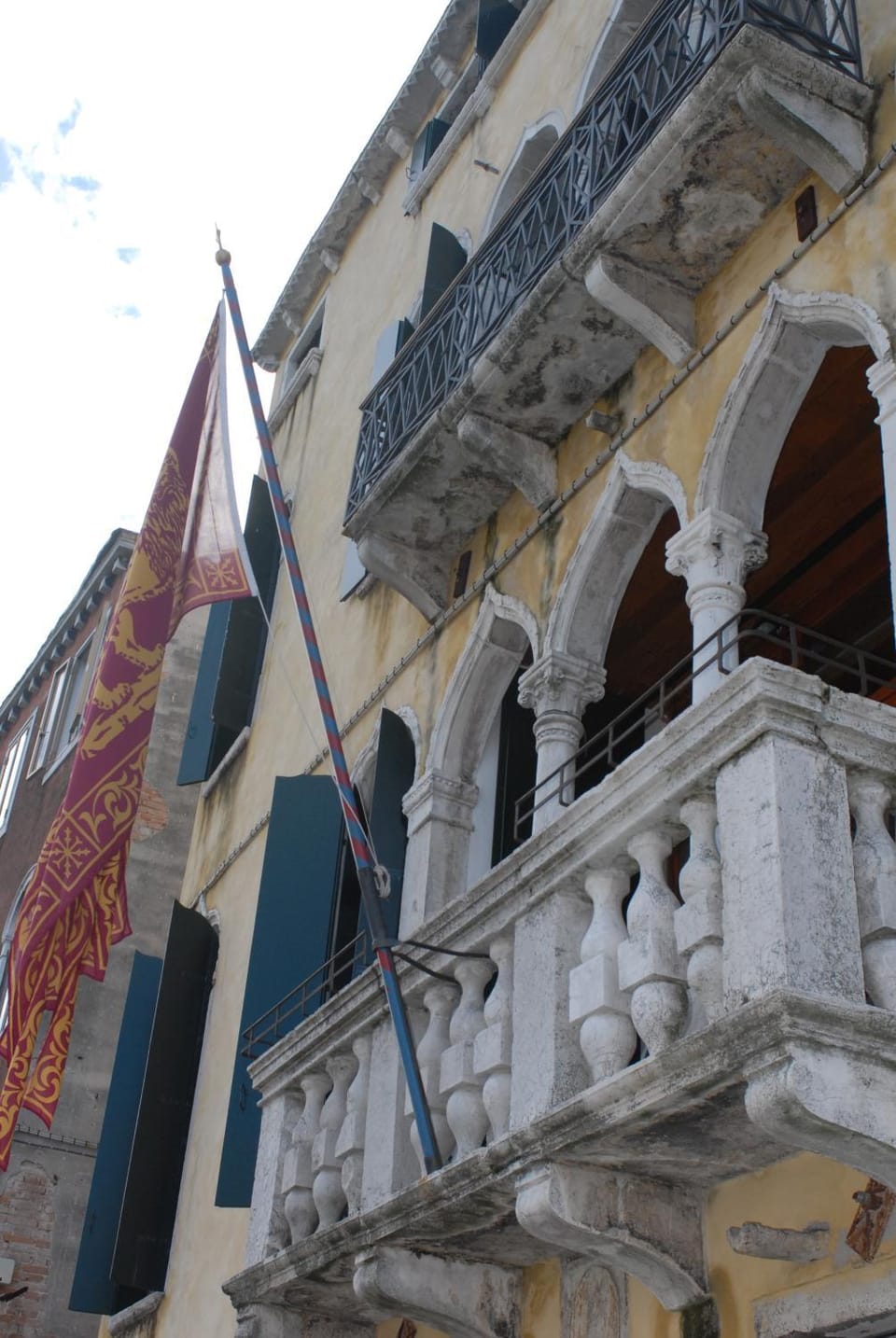 Property building, Facade/entrance, Spring, Off site, Day, Decorative detail, Area and facilities