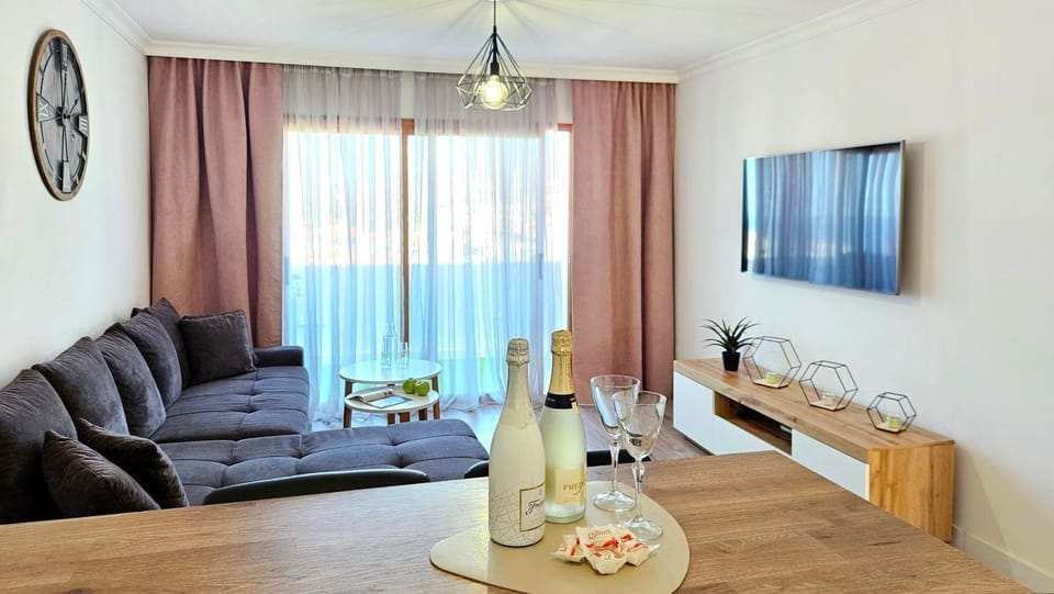 TV and multimedia, Living room, Dining area
