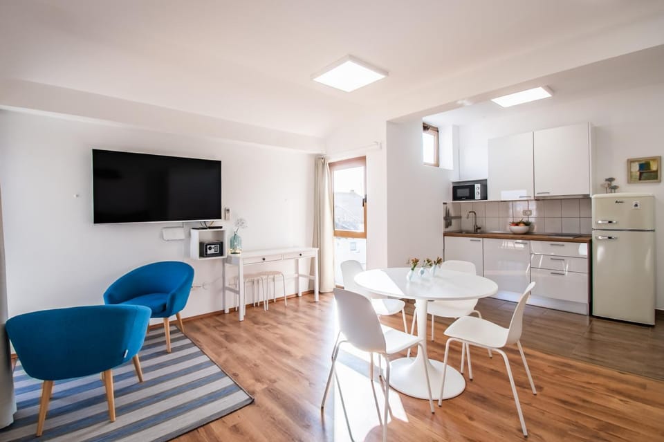 Kitchen or kitchenette, minibar, stove, kitchen