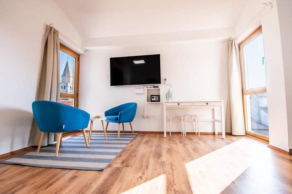 TV and multimedia, Living room, Seating area, Landmark view, locker, safe