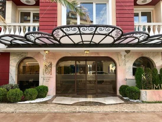 Facade/entrance