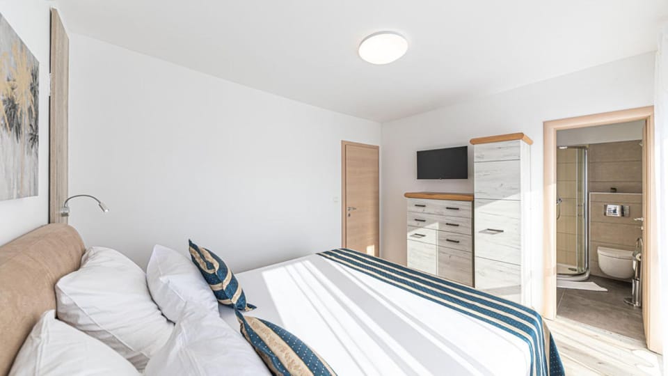 Bed, TV and multimedia, Kitchen or kitchenette, Photo of the whole room, Bedroom, towels, wardrobe