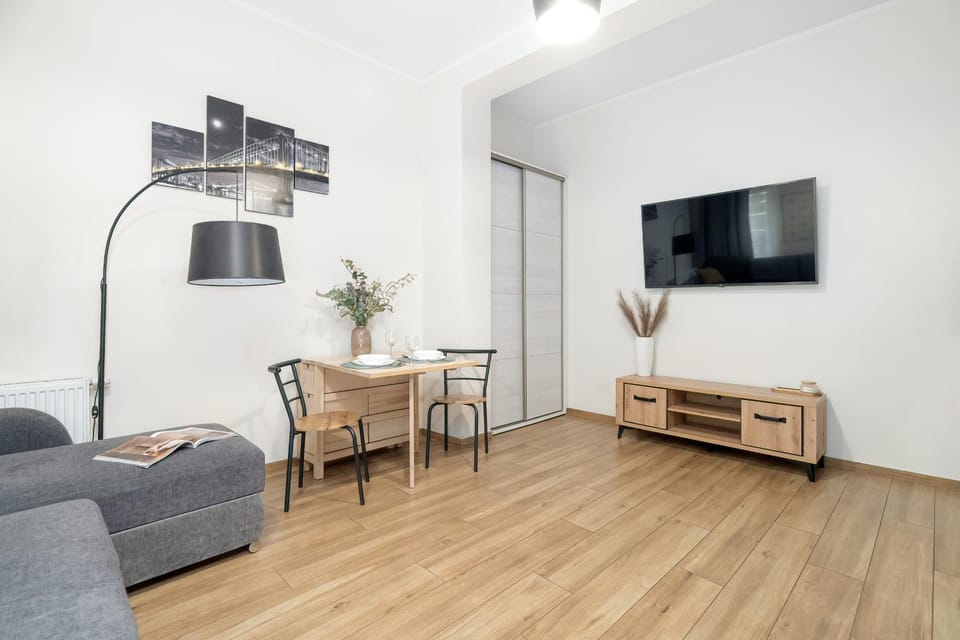 TV and multimedia, Living room, Seating area, Evening entertainment