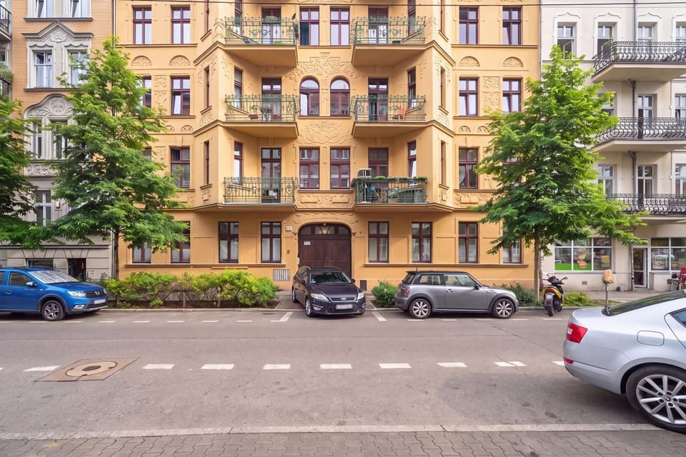 Property building, Day, Neighbourhood, Street view, Location