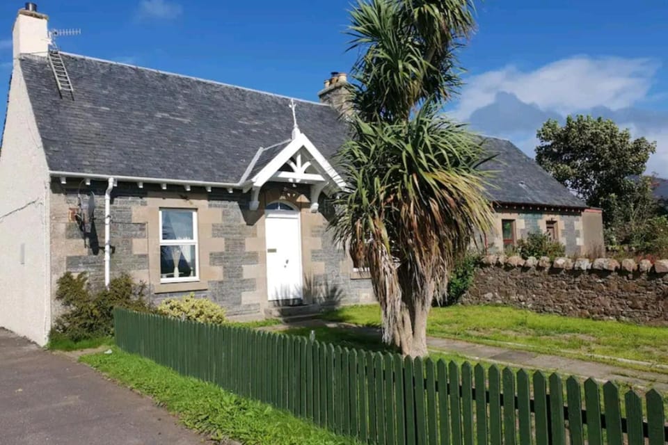 4 Bed Cottage Sleeps 6-Pet-Friendly-Private Garden House in Scotland