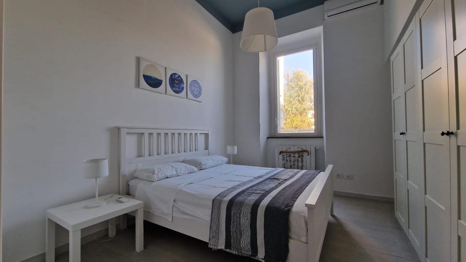 Bed, Photo of the whole room, wardrobe