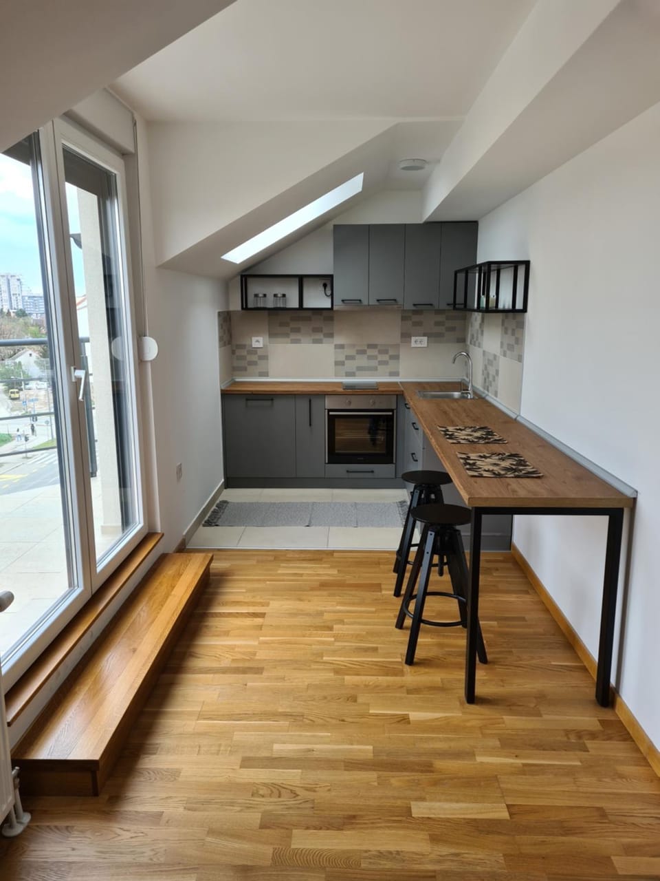 Kitchen or kitchenette, Dining area