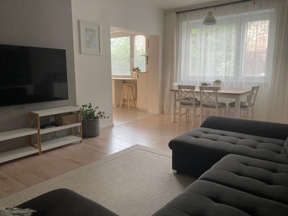 TV and multimedia, Living room, Seating area, Dining area