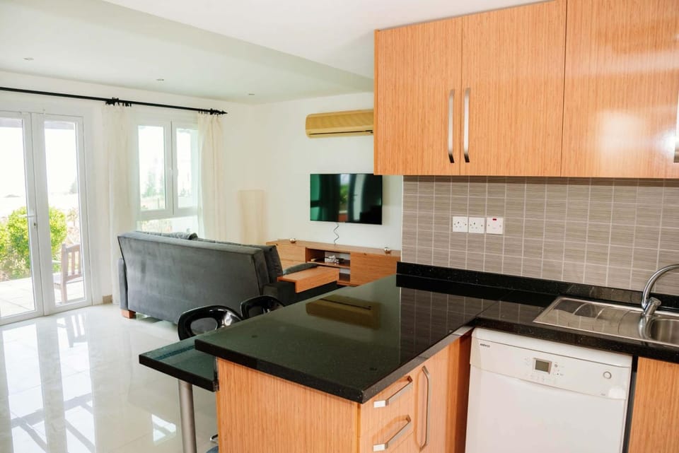 Kitchen or kitchenette, Living room, Seating area, minibar, stove