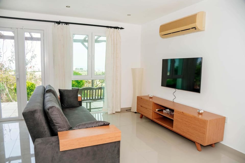 Communal lounge/ TV room, TV and multimedia, Living room, Seating area, Evening entertainment, air conditioner