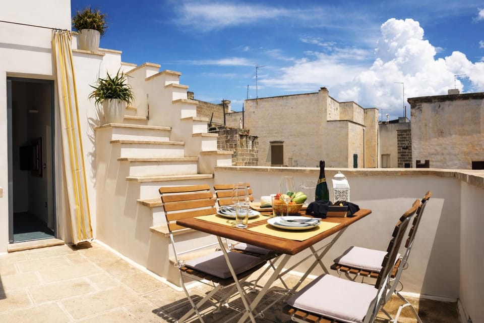 Property building, Patio, View (from property/room), Balcony/Terrace, Living room, Seating area, Dining area