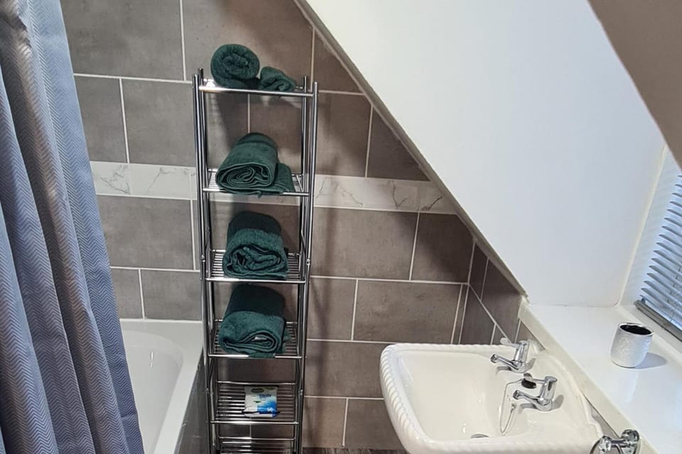 Loch Views Apartment Sleeps 2-Pets Ok-Free Parking Apartment in Campbeltown
