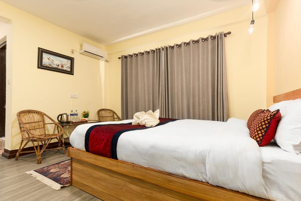 Bed, Photo of the whole room, Seating area, Bedroom