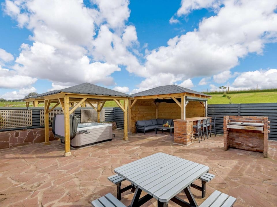 Patio, BBQ facilities, Hot Tub, Seating area